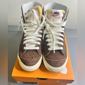 NIKE Women Blazer Mid ‘77 Vntg